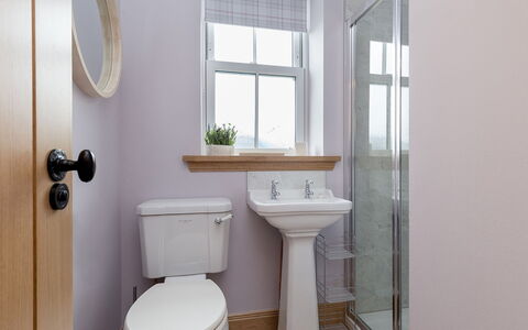 Balbeg Cottage: Toilleten Sitz, Badezimmer, Toilette, Armatur, Interior Design, Sinken, Flooring, Fussboden, Installation, Zapfhahn
