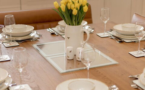 Balbeg Cottage: Möbel, Geschirr, Tabelle, Esszimmer, Holz, Küche & Esszimmer Tisch, Servierware, Interior Design, Dishware, Stuhl