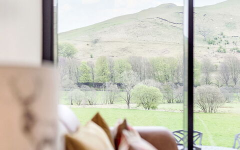 Balbeg Cottage: Möbel, Hügel, Gebirge, Senke, Stuhl, Wohnzimmer, Daylighting, Kaffetisch, Eco Hotel