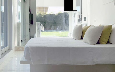 Villa Rosa Del Mare: Interior Design, Bett, Möbel, Schlafzimmer, Flooring, Fussboden, Bettdecke, Bedding, Textil, Beleuchtung
