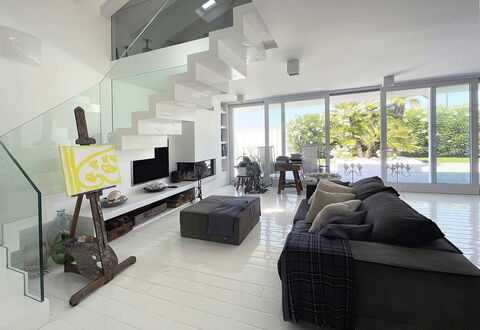 Villa Rosa Del Mare: Interior Design, Möbel, Flooring, Fussboden, Couch, Decke, Wohnzimmer, Zuhause, Tabelle, Wohnung