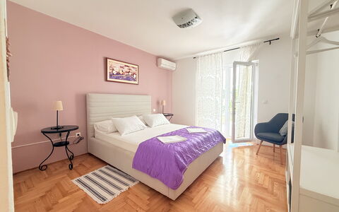 Appartamento Olive Garden, Ac, Wifi, Hvar: Möbel, Bett, Interior Design, Schlafzimmer, Fussboden, Flooring, Bedding, Bettdecke, Holz, Zimmer