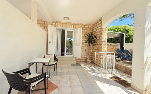 Appartamento Olive Garden, Ac, Wifi, Hvar: Fussboden, Gartenmöbel, Veranda, Balkon, Stuhl, Fliese, Schatten, Flagstone, Resort, Villa