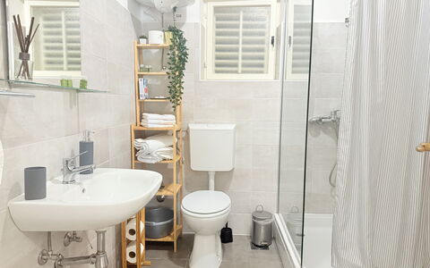Appartamento Olive Garden, Ac, Wifi, Hvar: Toilleten Sitz, Badezimmer, Toilette, Armatur, Interior Design, Flooring, Fussboden, Bad Sink, Sinken, Zapfhahn