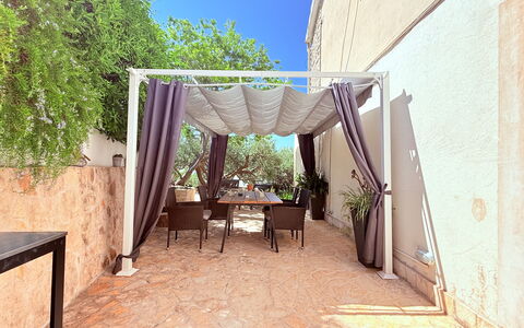 Appartamento Olive Garden, Ac, Wifi, Hvar: Möbel, Gartenmöbel, Schatten, Stuhl, Outdoor Struktur, Tisch Im Freien, Terrasse, Eco Hotel, Hinterhof, Garten