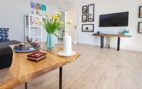 Peaceful Apartment With Beautiful View - Hvar: Möbel, Flooring, Interior Design, Holzboden, Fussboden, Holz, Laminatboden, Tabelle, Wohnzimmer, Zimmer