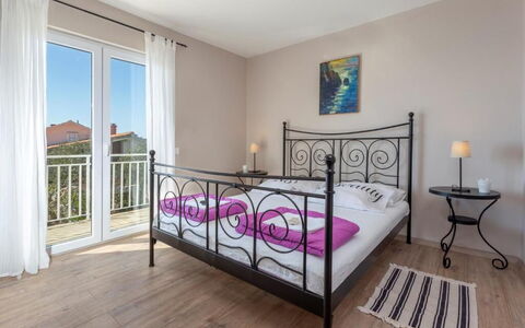 Peaceful Apartment With Beautiful View - Hvar: Möbel, Interior Design, Flooring, Fussboden, Bett, Schlafzimmer, Zimmer, Wohnung, Bedding, Bettrahmen