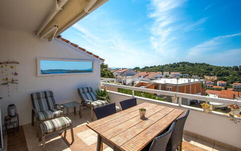 Peaceful Apartment With Beautiful View - Hvar: Wohnung, Balkon, Gartenmöbel