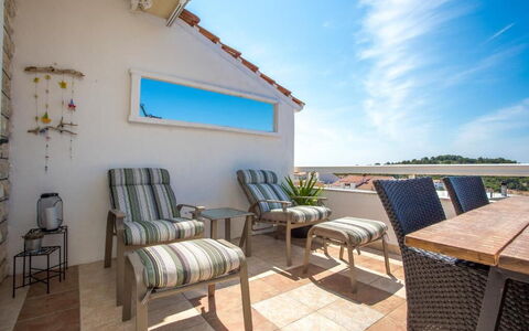 Peaceful Apartment With Beautiful View - Hvar: Wohnung, Gartenmöbel, Zuhause, Möbel, Balkon, Stuhl, Tisch Im Freien, Villa, Terrasse, Resort