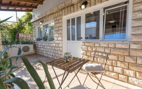 Appartamento Nomads, Ac, Wifi Hvar: Tür, Backstein, Schatten, Stuhl, Zimmerpflanze, Gartenmöbel, Blumentopf, Holzbeize, Abstellgleis, Balkon
