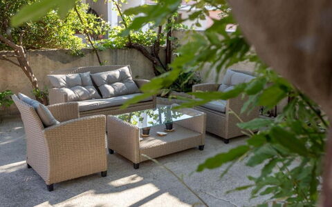 Appartamento Nomads, Ac, Wifi Hvar: Möbel, Gartenmöbel, Stuhl, Schatten, Garten, Tisch Im Freien, Terrasse, Kaffetisch, Wicker