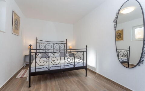 Appartamento Nomads, Ac, Wifi Hvar: Flooring, Interior Design, Fussboden, Bett, Möbel, Holz, Schlafzimmer, Zimmer, Decke, Beleuchtung