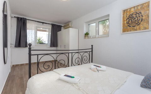 Appartamento Nomads, Ac, Wifi Hvar: Bett, Möbel, Schlafzimmer, Interior Design, Bedding, Bettdecke, Fussboden, Zimmer, Holz, Flooring