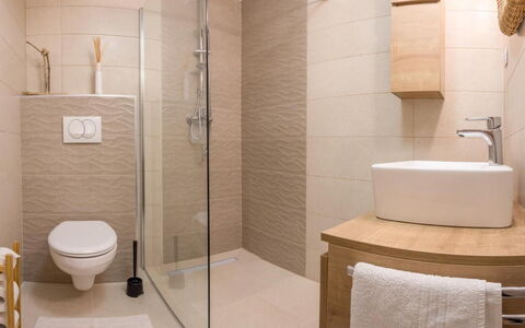 Appartamento Nomads, Ac, Wifi Hvar: Badezimmer, Flooring, Interior Design, Armatur, Fussboden, Wand, Bad Sink, Toilette, Sinken, Toilleten Sitz