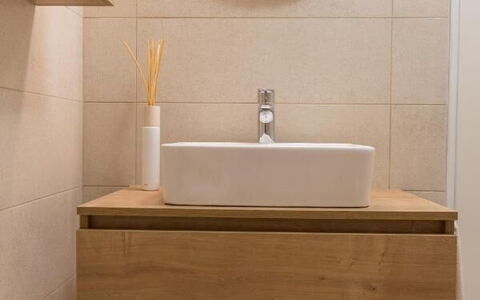 Appartamento Nomads, Ac, Wifi Hvar: Bad Sink, Badezimmer, Armatur, Flooring, Sinken, Zapfhahn, Interior Design, Fussboden, Braun, Spiegel