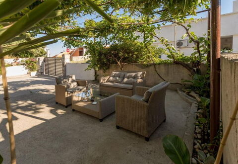 Appartamento Nomads, Ac, Wifi Hvar: Blumentopf, Möbel, Gartenmöbel, Schatten, Zimmerpflanze, Garten, Stuhl, Hof, Garten