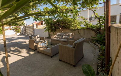 Appartamento Nomads, Ac, Wifi Hvar: Blumentopf, Möbel, Gartenmöbel, Schatten, Zimmerpflanze, Garten, Stuhl, Hof, Garten