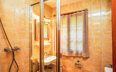 La Capsule: Badezimmer, Armatur, Wand, Flooring, Fussboden, Interior Design, Bad Sink, Zapfhahn, Installation, Dusche