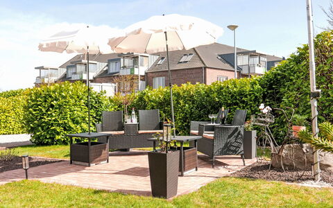 Finca Wismaria: Möbel, Strauch, Gartenmöbel, Stuhl, Garten, Regenschirm, Schatten, Landscaping, Garten