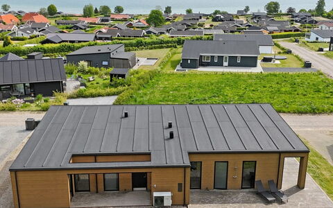 Hildegunda - 600M from the Sea: Dach, Haus, Zuhause, Hütte, Tür, Abstellgleis, Deck, Veranda, Planke, Hartholz