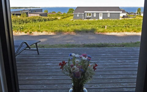 Hildegunda - 600M from the Sea: Dach, Haus, Zuhause, Hütte, Tür, Abstellgleis, Deck, Veranda, Planke, Hartholz
