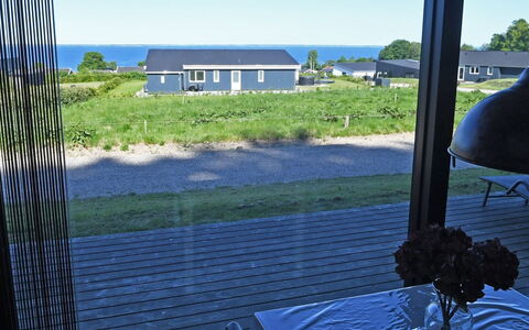 Hildegunda - 600M from the Sea: Dach, Haus, Zuhause, Hütte, Tür, Abstellgleis, Deck, Veranda, Planke, Hartholz