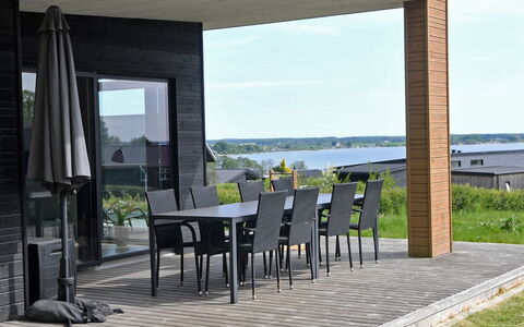 Hildegunda - 600M from the Sea: Dach, Haus, Zuhause, Hütte, Tür, Abstellgleis, Deck, Veranda, Planke, Hartholz