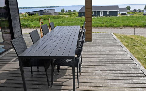 Hildegunda - 600M from the Sea: Dach, Haus, Zuhause, Hütte, Tür, Abstellgleis, Deck, Veranda, Planke, Hartholz