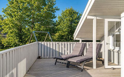 Henri - 1.2Km from the Sea: Holz, Deck, Verbundwerkstoff, Planke, Hartholz, Holzboden, Veranda, Schatten, Holzbeize, Outdoor Struktur