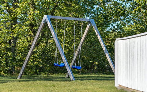 Henri - 1.2Km from the Sea: Öffentlicher Raum, Einfach, Spielmittel, Rasen, Park, Schatten, Wald, Aluminium, Spielplatz
