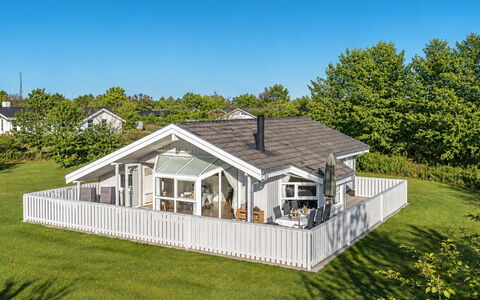 Henri - 1.2Km from the Sea: Zuhause, Dach, Hütte, Estate, Schatten, Abstellgleis, Veranda, Landscaping, Design, Garten