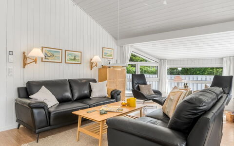 Henri - 1.2Km from the Sea: Interior Design, Holz, Couch, Decke, Flooring, Fussboden, Möbel, Holzboden, Wohnzimmer