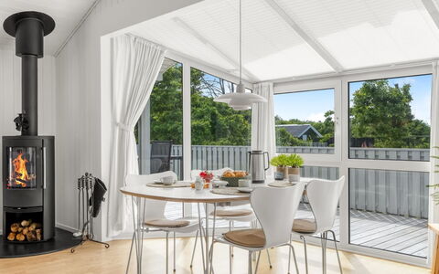 Henri - 1.2Km from the Sea: Möbel, Interior Design, Holz, Flooring, Fussboden, Küche & Esszimmer Tisch, Stuhl, Blumentopf, Esszimmer, Decke