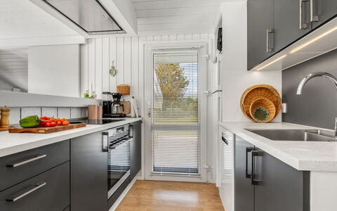Henri - 1.2Km from the Sea: Küchengerät, Küche, Countertop, Major Appliance, Haushaltsgerät, Cabinetry, Interior Design, Flooring, Holz, Möbel