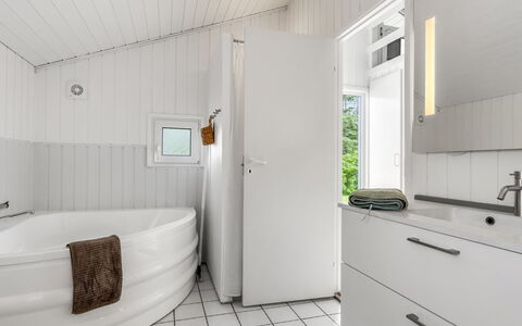 Henri - 1.2Km from the Sea: Armatur, Flooring, Interior Design, Fussboden, Badezimmer, Zapfhahn, Decke, Installation, Sinken, Fliese