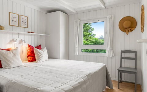 Henri - 1.2Km from the Sea: Schlafzimmer, Holz, Bett, Interior Design, Flooring, Möbel, Fussboden, Bettdecke, Bedding, Decke