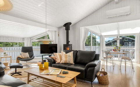 Henri - 1.2Km from the Sea: Holz, Interior Design, Couch, Wohnzimmer, Holzboden, Decke, Hartholz, Zimmerpflanze, Stuhl