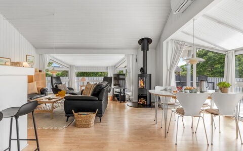 Henri - 1.2Km from the Sea: Holz, Flooring, Interior Design, Fussboden, Holzboden, Möbel, Decke, Wohnzimmer, Stuhl, Hartholz