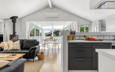 Henri - 1.2Km from the Sea: Flooring, Interior Design, Holz, Möbel, Decke, Fussboden, Küche, Holzboden, Couch, Stuhl
