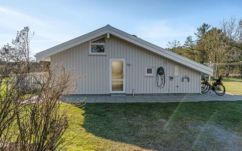 Henri - 1.2Km from the Sea: Estate, Schatten, Auffahrt, Bauernhaus
