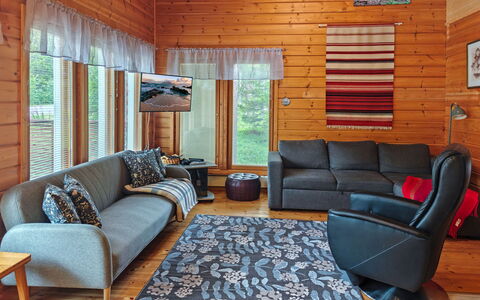 Kevätruska a: Möbel, Holz, Interior Design, Flooring, Wohnzimmer, Fussboden, Zuhause, Couch, Decke, Zimmer