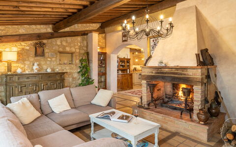 Villa L'elsa Beautiful Country Home With View: Möbel, Interior Design, Wand, Flooring, Decke, Couch, Fussboden, Wohnzimmer, Tabelle, Stuhl