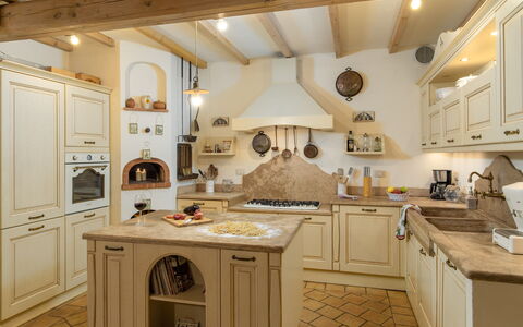 Villa L'elsa Beautiful Country Home With View: Küche, Möbel, Interior Design, Flooring, Cabinetry, Countertop, Zuhause, Fussboden, Decke, Schrank