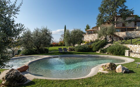 Villa L'elsa Beautiful Country Home With View: Garten, Water Feature, Schwimmbad, Hinterhof, Landscaping, Teich, Garten, Flagstone, Gartenmöbel, Villa