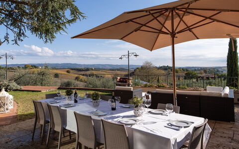 Villa L'elsa Beautiful Country Home With View: Möbel, Geschirr, Tabelle, Essen, Stuhl, Barware, Kelche, Restaurant, Drinkware