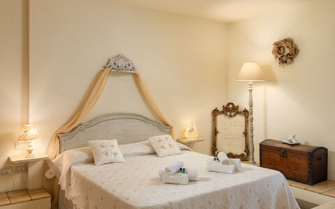 Villa L'elsa Beautiful Country Home With View: Möbel, Interior Design, Bett, Schlafzimmer, Wand, Holz, Fussboden, Bedding, Flooring, Bettdecke