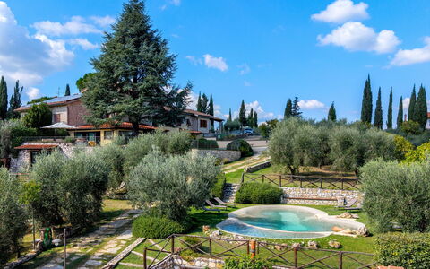 Villa Elsa di Bibbiano Pool, Sauna and View: Strauch, Garten, Landscaping, Hazienda, Garten, Hinterhof, Rasen, Botanischer Garten, Villa