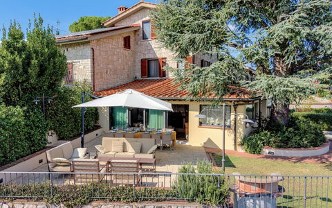 Villa Elsa di Bibbiano Pool, Sauna and View: Gebäude, Wohngebiet, Zuhause, Haus, Fassade, Strauch, Die Architektur, Dach, Grundstueck, Estate