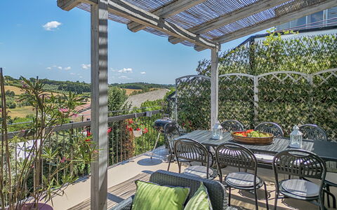 Casamia Tuscan Oasis: 4Br Panoramic Penthouse, Sky: Gartenmöbel, Schatten, Stuhl, Garten, Balkon, Eco Hotel, Tisch Im Freien, Garten, Terrasse, Outdoor Struktur