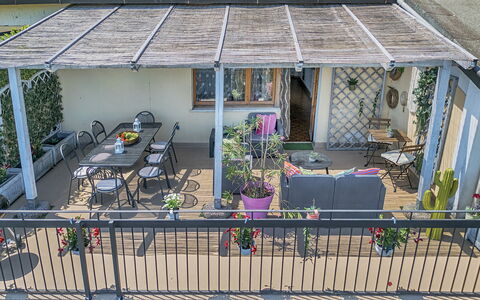 Casamia Tuscan Oasis: 4Br Panoramic Penthouse, Sky: Möbel, Tabelle, Stuhl, Blumentopf, Gartenmöbel, Veranda, Schatten, Tisch Im Freien, Balkon, Outdoor Struktur